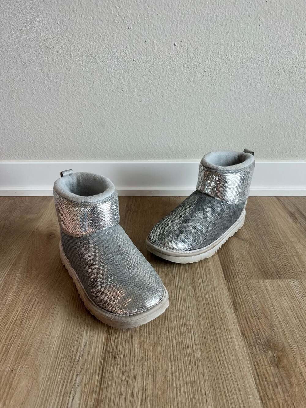 LIKE NEW UGG Classic Mini Mirror Ball Sequin Silver Ankle Boots, Sherpa Lined, 6